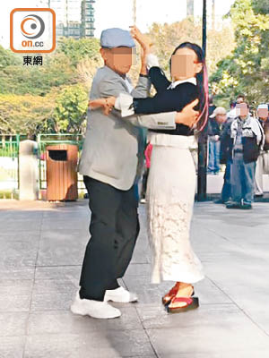不少長者喜歡流連屯門公園，與大媽共舞。