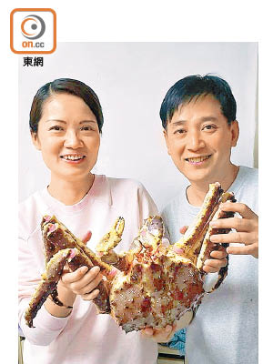 林紹輝（右）同劉貴梅（左）就係食咗呢隻長腳蟹。