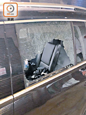 私家車車窗被扑出一個大洞。