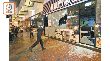 部分食店已成為示威者大肆破壞的目標。