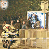 警方爆炸品處理課拆彈機械人昨日奉召到場。（袁以諾攝）