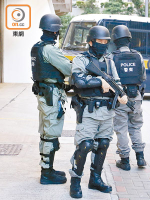 警方在案件提訊期間，加強東區法院內外的保安。（袁志豪攝）