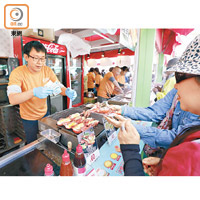 會場內設有熟食攤檔供市民選購美食。