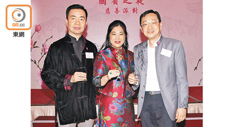 郭康平（左起）、董吳玲玲同王亞明一齊着中國風嘅服裝。（溫國佳攝）