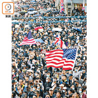 反修例風波中，群眾屢次高舉美國旗幟。