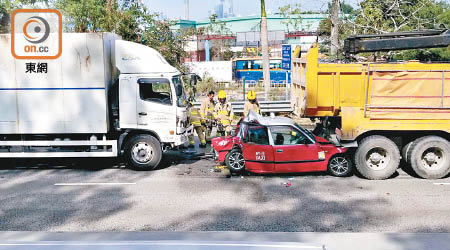 的士被兩車壓扁頭尾，頓變「三文治」。