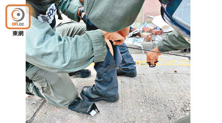 一名警察傳媒聯絡隊隊員在示威衝突時中箭受傷。