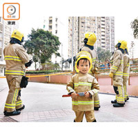 樂華南邨：穿上消防制服的小朋友到場觀看。（曾志恒攝）
