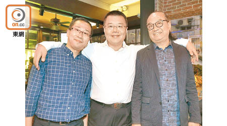 協會榮譽會長洪為民（中）當甫返抵香港就趕往蘇豪區，同項目經理賈鑫（左）、副會長羅少雄（右）敍舊。