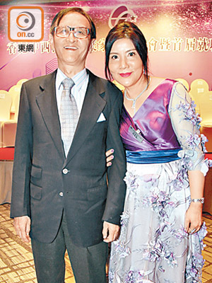 陳雅輝（右）話九七年金融風暴係佢做地產代理最難忘嘅事，左為其丈夫。