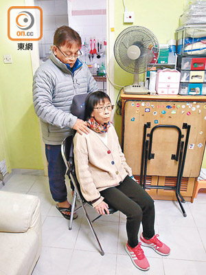 謝子林（左）因擔心太太柏金遜症病發，對她寸步不離。