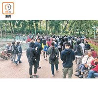 有市民不滿大媽唱歌噪音滋擾，昨發起「光復屯門公園」遊行。