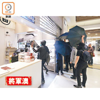 一批蒙面黑衣人在將軍澳一商場壽司店破壞。