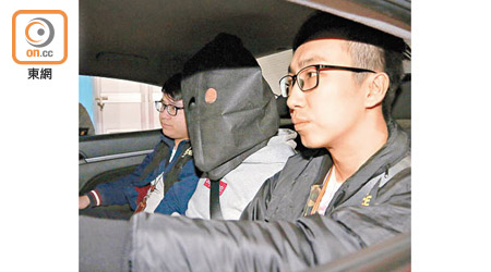 涉案疑人被帶署。（文健雄攝）