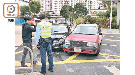 的士司機（左）向交通警講述事發經過。（任方攝）