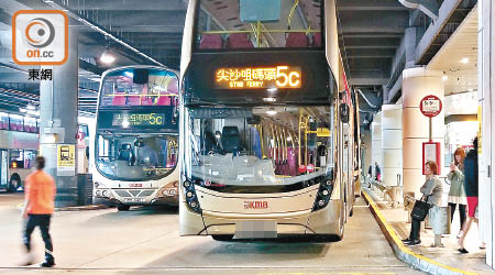 九巴昨有三條慈雲山區巴士路線的頭班車延誤三至五分鐘開出。（馮淑環攝）