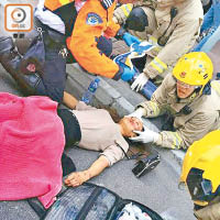 救護員即場搶救傷者。