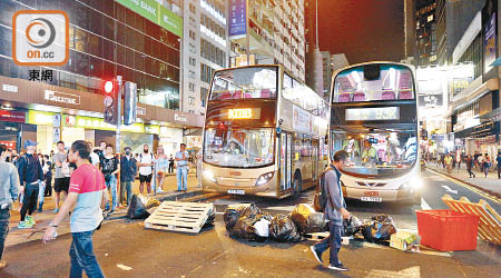 示威者多次堵塞道路，圍困巴士。