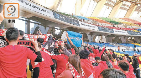香港球迷背向球場及高舉標語，並大噓中國國歌。（何彥霆攝）