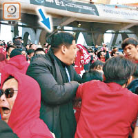 香港球迷因保安員（箭嘴示）欲沒收其示威物品，彼此發生爭執及肢體衝突。