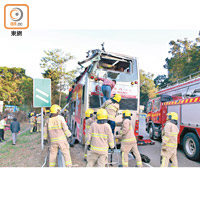 大批消防員於巴士內外救援。