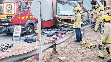 多具遺體被暫放路邊。（袁以諾攝）