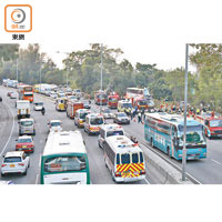 粉嶺公路一段來回行車線受阻，警方及消防車在場戒備。（黃偉邦攝）