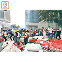 六月十二日在立法會外暴徒衝擊警方防線。