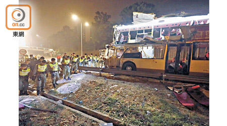 肇事巴士車頂被劏開，大批警員在場搜證。（黃偉邦攝）