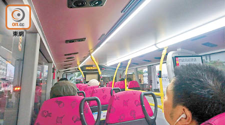 不少乘客仍坐在巴士上層左排座位。（容惠玲攝）