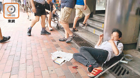  深水埗曾有內地女在街頭上演「黛玉吐血」的戲碼行乞。