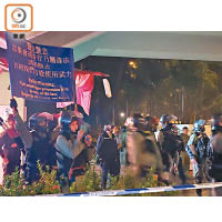 有人在高空向警方擲花盆，警即舉旗警告。（文健雄攝）