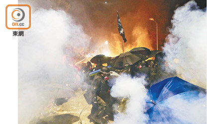 上月爆發激烈警民衝突，警方施放多枚催淚彈。