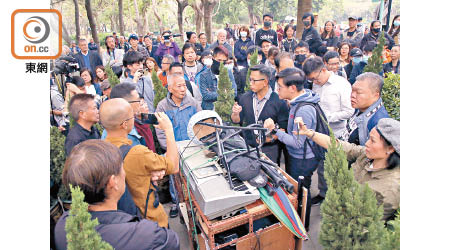 屯門公園有人放置音響阻礙市民，候任區議員與市民向康文署經理投訴。（溫國佳攝）