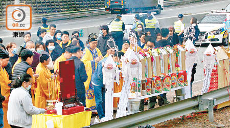 家屬在道士帶領下進行路祭。（曾志恆攝）