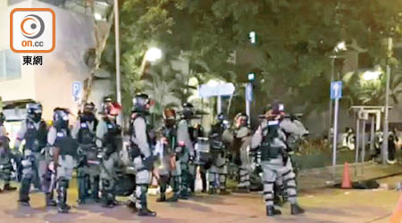 旺角：示威者逃避追捕，在天台直墮地面，警方在場戒備。