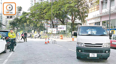 肇事客貨車停在路中，警員在場調查。（張世洋攝）