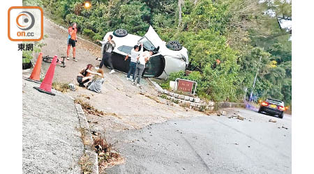 私家車山道快速行駛，最終在轉彎時炒車。