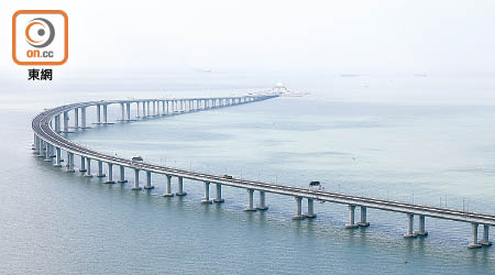 港珠澳大橋連接三地，香港卻是三個城市中政治與經濟最不穩定的地方。