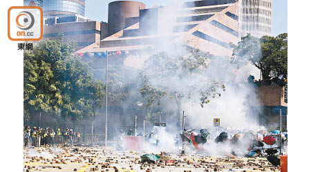 理大上月爆發激烈衝突，警方曾施放多枚催淚彈。