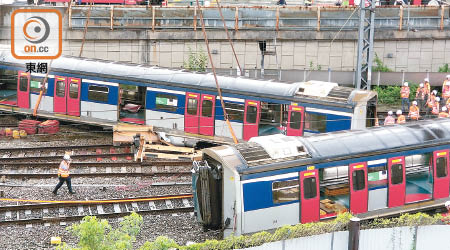 東鐵線紅磡站載客列車出軌事故後，港鐵未即時澄清假消息。