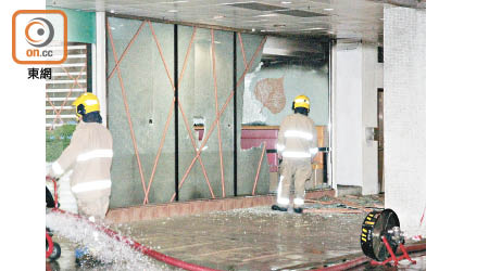 12月29日 大埔<br>餐廳有多塊櫥窗玻璃被砸毀，牆壁及天花板被熏黑。（葉嘉文攝）