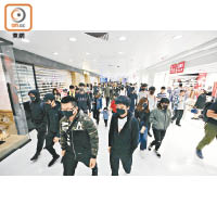 網民上周四發起「和你shop」行動，大批示威者在大埔超級城游走。