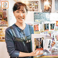 黃小姐說想不到日本茶和沖劑甚受歡迎。（高詩敏攝）