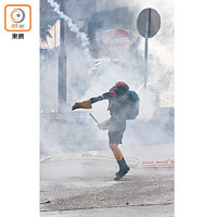 警方使用催淚煙驅散堵路暴徒時，不時受示威者還擊。