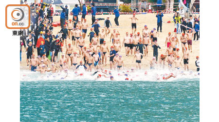 元旦冬泳拯溺錦標大賽有逾二千人參賽。