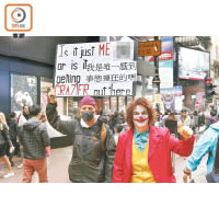 灣仔<br>有示威者化妝成「小丑」參與遊行。（張福宏攝）