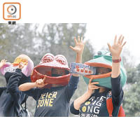 維園<br>頭戴面具的示威者高呼口號。