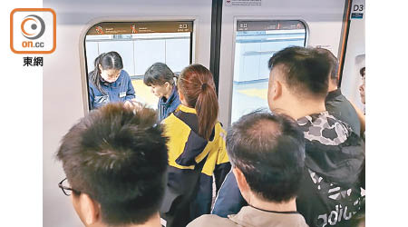 周日列車發生故障期間，多名乘客被困車廂。