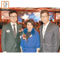 鄭仲邦（左）、麥美儀（中）同傑出青年協會前主席姜炳耀都有出席頒獎禮。